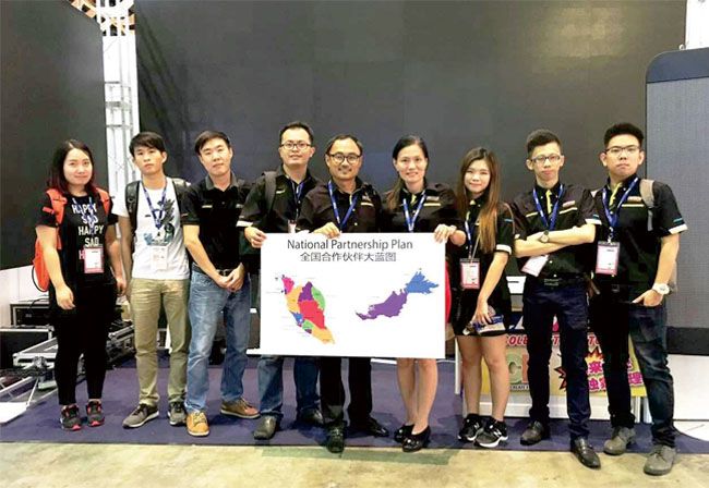 第27届马来西亚国际广告及LED展星空游戏工作人员合影