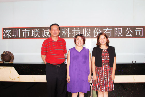 深圳市照明与显示工程行业协会施伟力会长、龙冬梅副秘书长和龙平芳女士在星空游戏合影