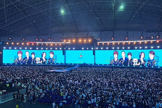 1400㎡，星空游戏龙腾LED透明屏点燃五月天新加坡演唱会！