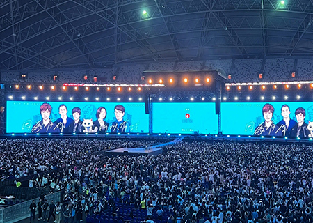 星空游戏LED透明屏点燃五月天新加坡演唱会