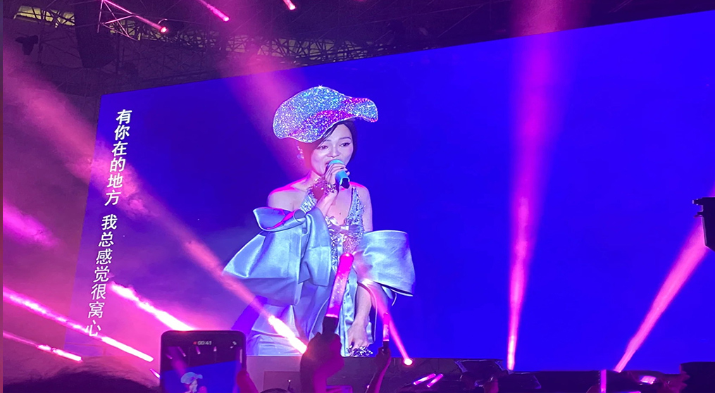 星空游戏led透明屏显示屏亮相张韶涵长沙演唱会！