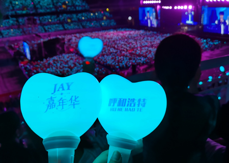 星空游戏透明LED屏和荧光棒点燃周杰伦呼和浩特演唱会（第三场）
